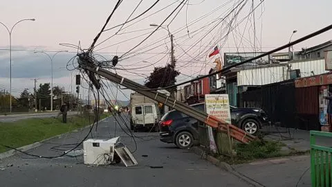 Cinco mil casas sin luz deja colapso de cuatro postes en Hualpén