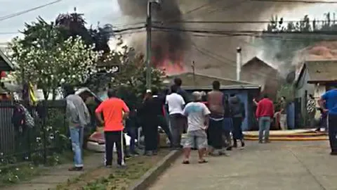 Violento incendio de vivienda en población La Greda de Penco amenaza a casas cercanas
