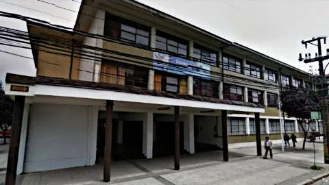 Con arma blanca alumnos de reconocido liceo se atacan en Concepción