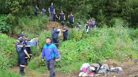Jóvenes voluntarios ayudan a limpiar terreno de vecino con Mal de Diógenes en Concepción