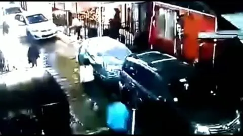 Violento portonazo en Coronel: Delincuentes atropellan a una mujer