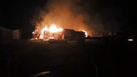 Nuevo ataque incendiario en Cañete reduce a cenizas galpones, camiones y una casona