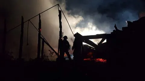 Noche de fuego: Ataque incendiario en Tirúa dejó una casa y cuatro motos quemadas