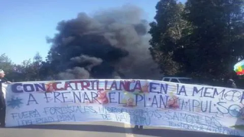 Un carabinero herido: Manifestantes mantienen cortada ruta Cañete-Tirúa pidiendo justicia por Catrillanca