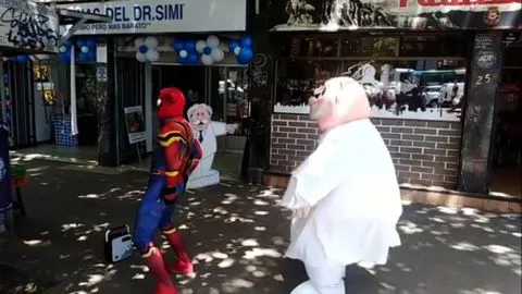 ¡El duelo del siglo! Estúpido y Sensual Spiderman vs Dr. Simi