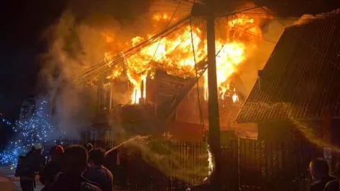 Un voraz incendio afectó a tres viviendas en Coronel