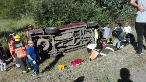 Camioneta protagoniza violento volcamiento en Ruta de la Madera