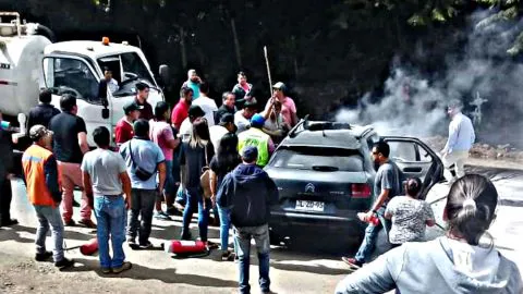 Una persona quedó atrapada en vehículo que se incendió tras violento choque en la ruta 160