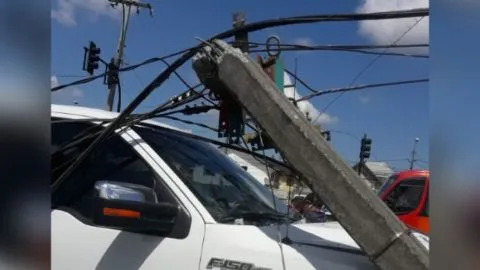 Tres postes de alumbrado público colapsan tras choque de camioneta con uno de ellos