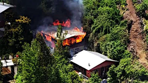 Casa resulta totalmente destruida tras devastador incendio en Tomé