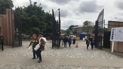 A pesar de la lluvia miles de personas visitan el Cementerio General de Concepción