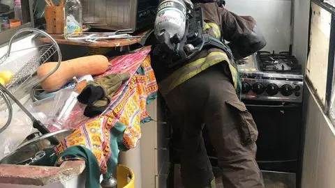 Abuelita y su nieta de un año resultan heridas tras explosión en Coronel