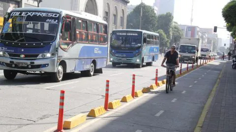 Mujer cruzó ciclovía y fue atropellada por repartidor en bicicleta en Concepción