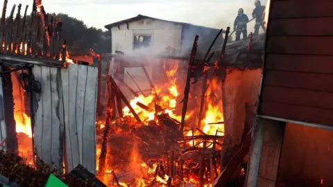 Cuatro casas resultan consumidas por el fuego en Lota
