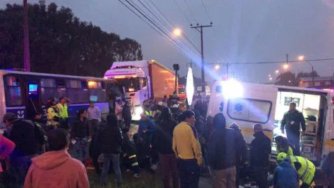 Colisión frontal de micro y camión en Talcahuano deja múltiples personas heridas