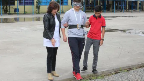 Escolares inventan sensor de alerta que ayuda al tránsito de personas con ceguera