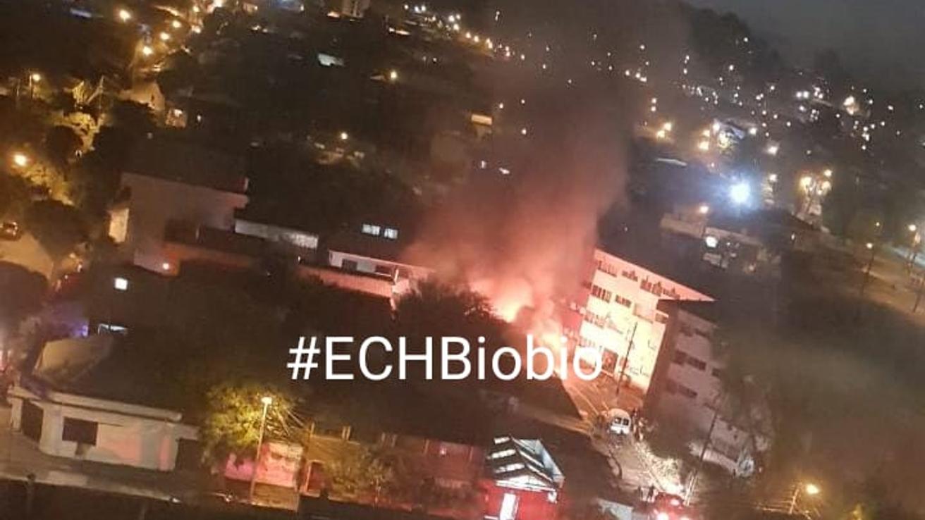 Incendio consume inmueble en calle Aníbal Pinto de Concepción