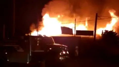 ¡Incendio arrasó con discotheque y casa en Florida!