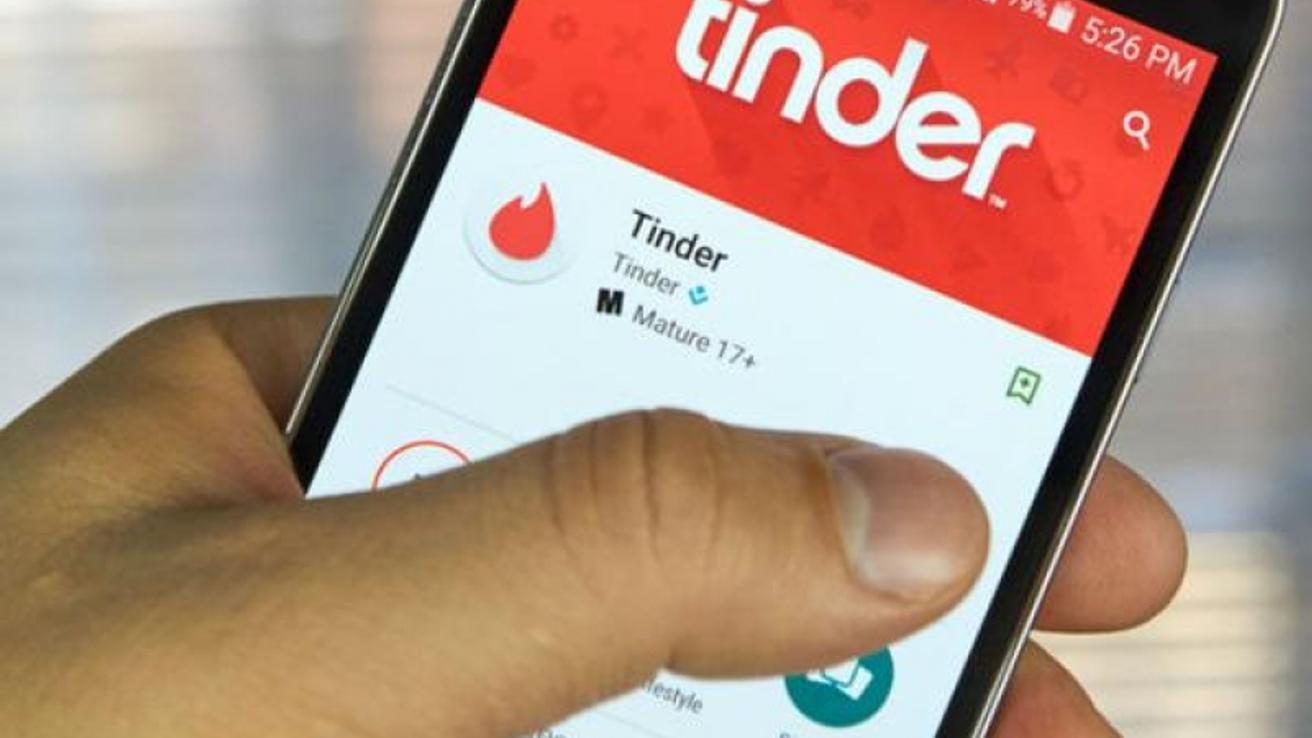 Penquista sufrió robo tras cita Tinder: la dejó sola para ir a jugar a la pelota