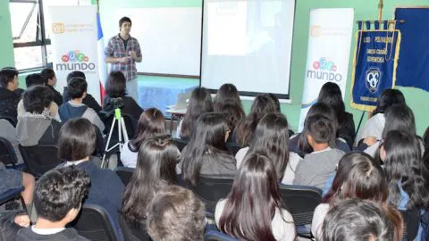 Jóvenes de Lota aprendieron claves de cómo emprender en Internet