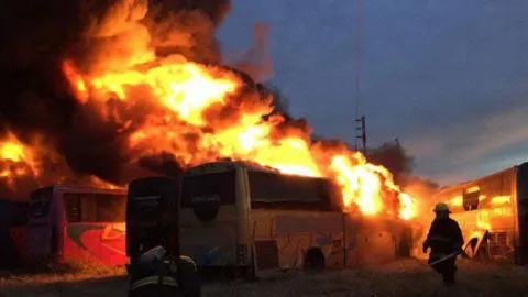 Gigantesco incendio arrasa con 15 buses de conocida empresa Línea Azul