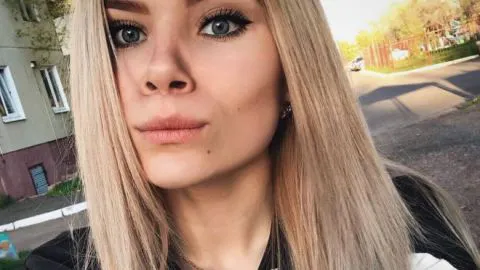 Atleta rusa muere por cargar su celular mientras tomaba un baño