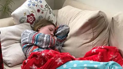 El dramático síndrome de joven que duerme hasta 20 horas seguidas al día