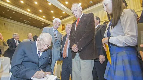 Libro biográfico reconoce la trayectoria de destacado académico de Concepción
