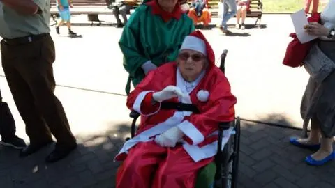 ¡Viejita Pascuera! Abuelita de 102 años y su “duende” llenan de amor la plaza en Concepción