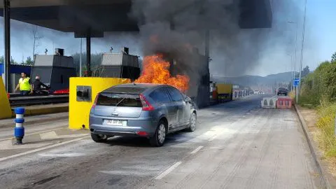 Automóvil se incendia a metros de casetas de peaje de la autopista interportuaria