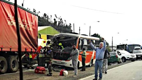 Grave accidente de bus lleno de pasajeros: Al menos 24 personas lesionadas