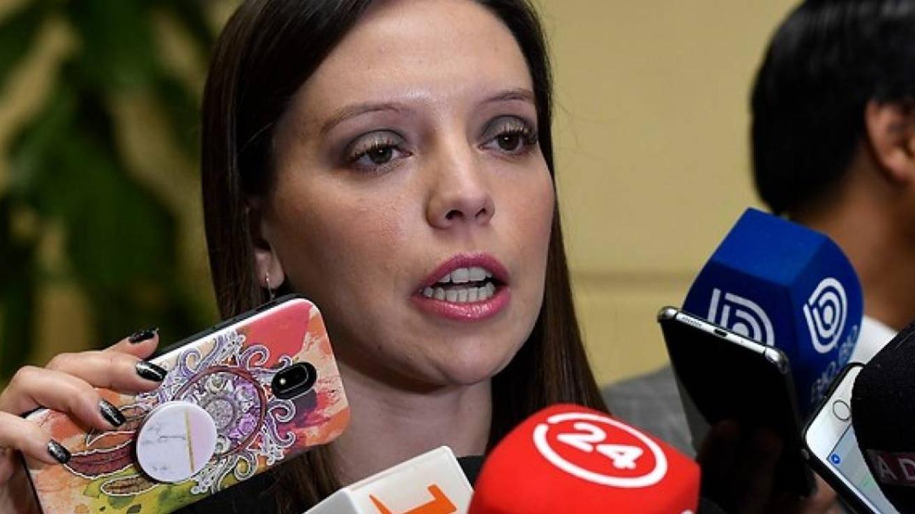 Camila Flores llama a no tener miedo a reconocerse pinochetista y es ovacionada