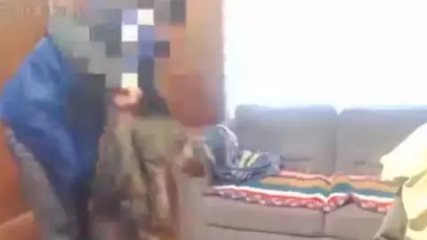 Terrible caso de maltrato animal: Youtuber chileno golpea brutalmente a su gato hasta matarlo