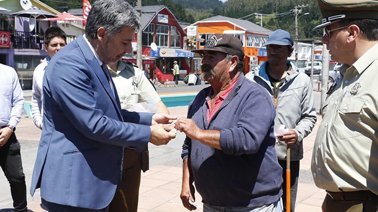 Entregan credenciales a cuidadores de vehículos de Lenga