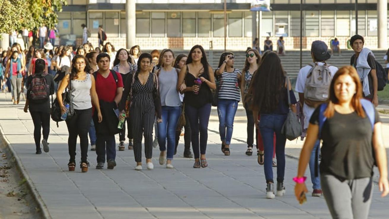 Publican ranking con las carreras peor pagadas en Chile