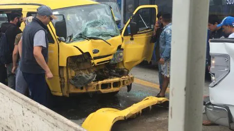 Al menos siete menores resultan con lesiones tras violenta colisión de furgón escolar