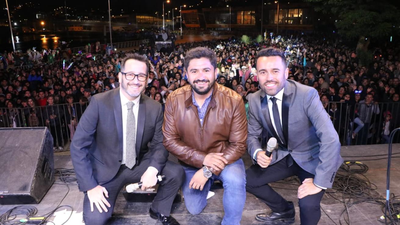 [VIDEO]: Graban al alcalde de Talcahuano rompiéndola cantando karaoke