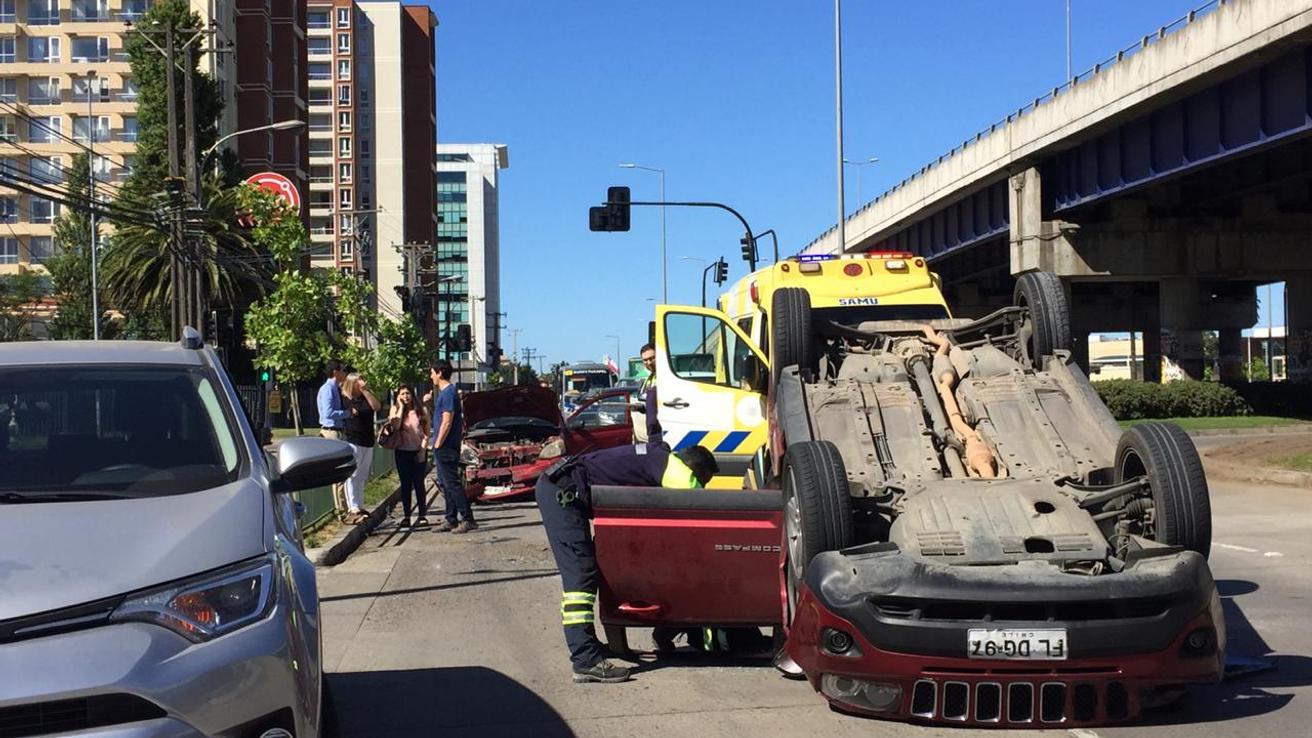 Espectacular volcamiento de un vehículo se registró en Concepción