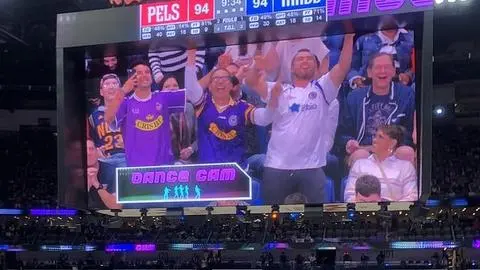 Hinchas de Deportes Concepción fueron captados bailando durante un duelo de la NBA