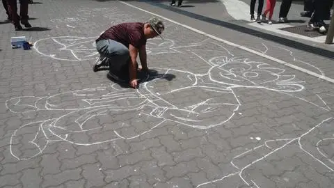 La historia del niño que dibuja su futuro en el Paseo Peatonal de Concepción