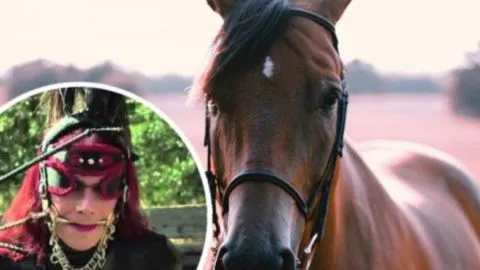 Hombre que pasó a ser mujer ahora lucha por ser un caballo