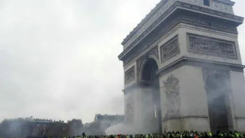 “Pico pa’ Macron”: El grosero insulto chileno en medio de las protestas en Francia