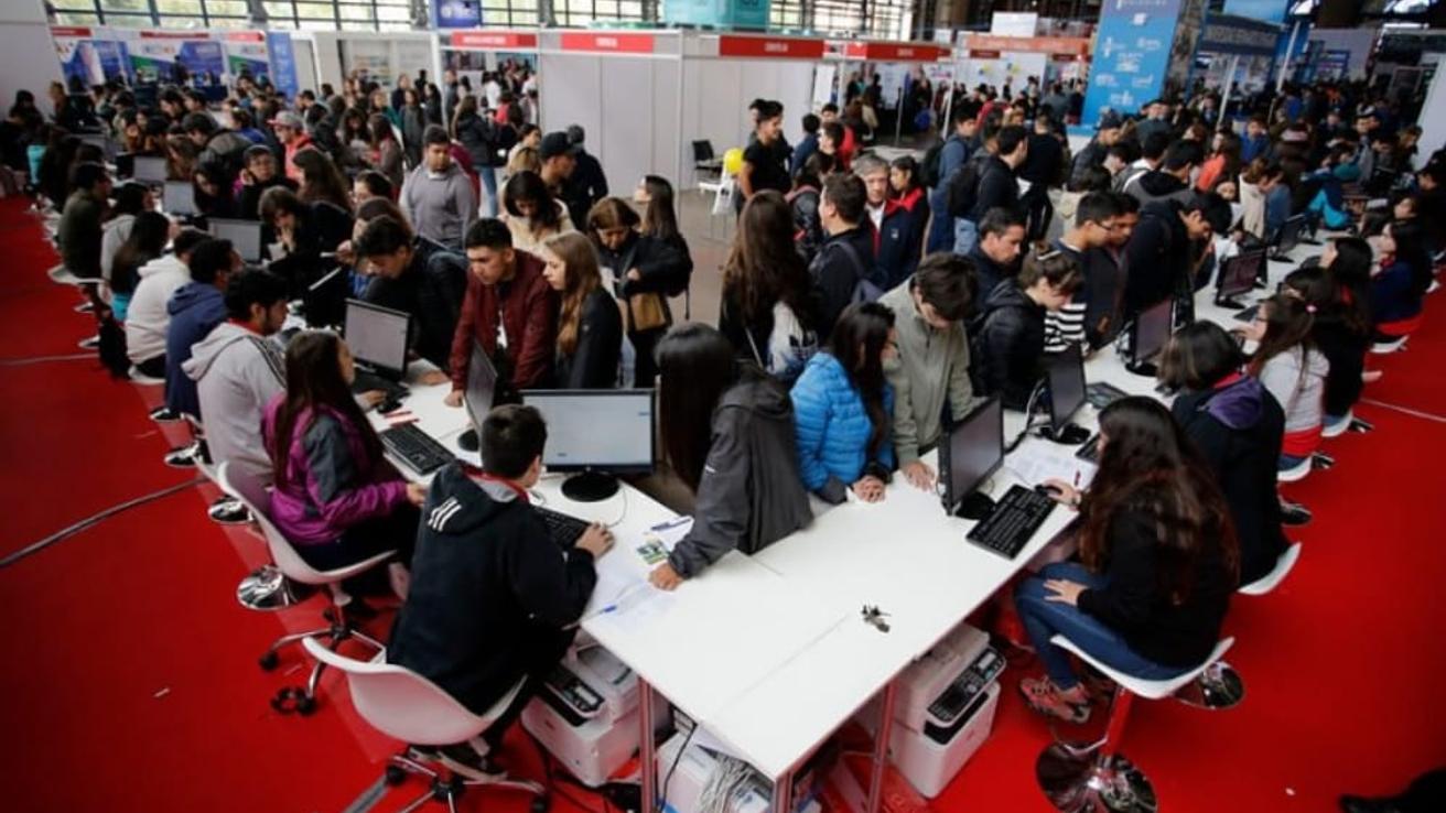 Miles de estudiantes se desesperan ante caída del sitio web demre.cl