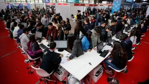 Miles de estudiantes se desesperan ante caída del sitio web demre.cl