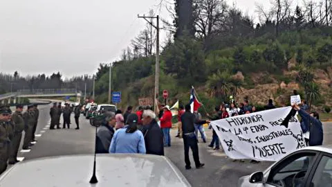Vecinos de Copiulemu protagonizan toma de calle y protestas contra el vertedero