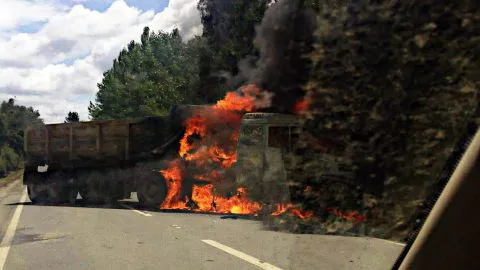 Ataque incendiario consume camión en medio de la ruta que une Cañete con Tirúa