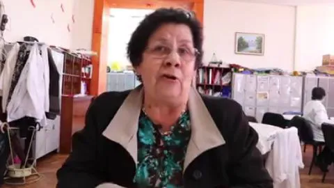Entre lágrimas despiden a querida profesora de Tomé tras 40 años de docencia