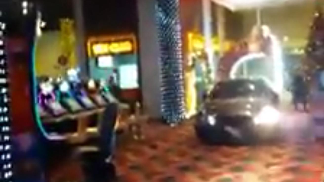 ¿El jugo del siglo? Hombre destruye frontis de casino en Talca