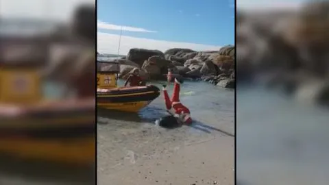 VIDEO | Peligra la Navidad tras feroz caída del Viejito Pascuero desde su “bote trineo”