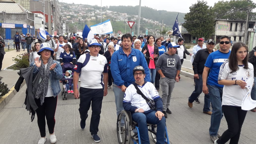 Hinchas de Naval marcharon en rechazo a la determinación de la ANFA